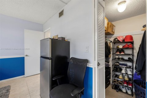 Condo in Hallandale Beach, Florida, 2 bedrooms  № 1728206 - photo 27