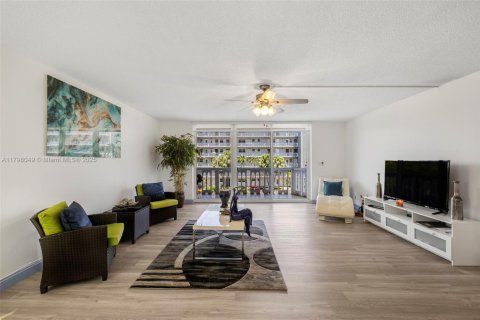 Condo in Hallandale Beach, Florida, 2 bedrooms  № 1728206 - photo 14