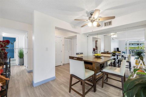 Condo in Hallandale Beach, Florida, 2 bedrooms  № 1728206 - photo 18