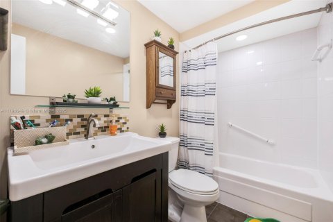 Condo in Hallandale Beach, Florida, 2 bedrooms  № 1728206 - photo 20