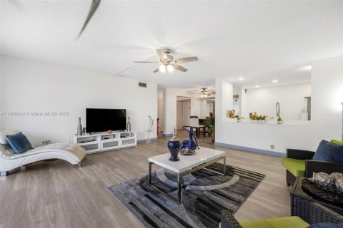 Condo in Hallandale Beach, Florida, 2 bedrooms  № 1728206 - photo 15