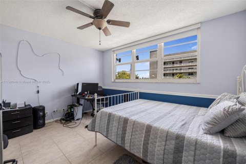 Condo in Hallandale Beach, Florida, 2 bedrooms  № 1728206 - photo 26
