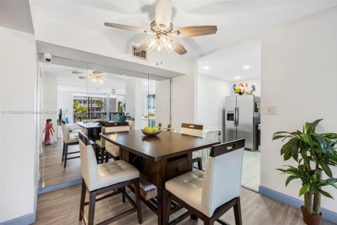 Condo in Hallandale Beach, Florida, 2 bedrooms  № 1728206 - photo 8