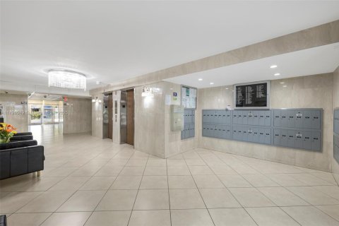 Condo in Hallandale Beach, Florida, 2 bedrooms  № 1728206 - photo 5
