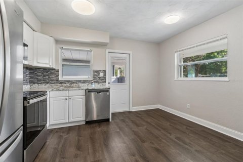Casa en venta en Tampa, Florida, 3 dormitorios, 84.73 m2 № 2215632 - foto 18