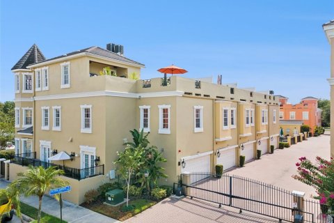 Townhouse in Tampa, Florida 3 bedrooms, 270.25 sq.m. № 2209547 - photo 2