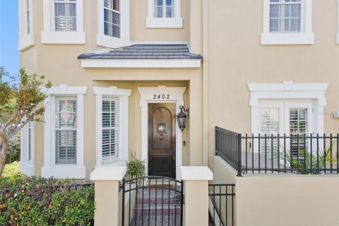 Townhouse in Tampa, Florida 3 bedrooms, 270.25 sq.m. № 2209547 - photo 3