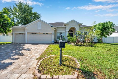 House in New Port Richey, Florida 6 bedrooms, 250.65 sq.m. № 1639968 - photo 3