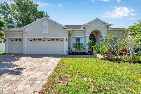 House in New Port Richey, Florida 6 bedrooms, 250.65 sq.m. № 1639968 - photo 1