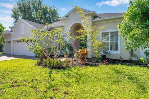 House in New Port Richey, Florida 6 bedrooms, 250.65 sq.m. № 1639968 - photo 2