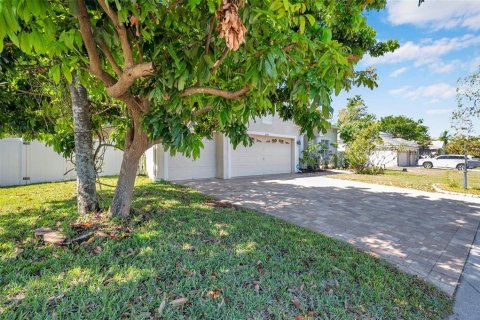 House in New Port Richey, Florida 6 bedrooms, 250.65 sq.m. № 1639968 - photo 4