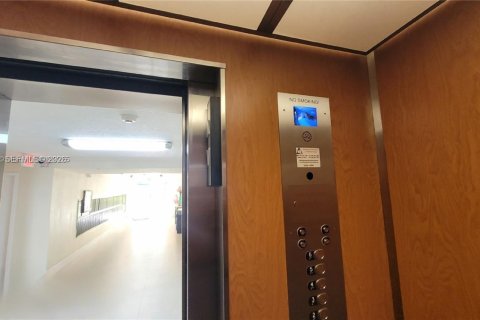 Copropriété à louer à Miami, Floride: 1 chambre, 64.1 m2 № 2344432 - photo 17