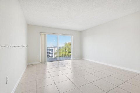 Copropriété à louer à Miami, Floride: 1 chambre, 64.1 m2 № 2344432 - photo 4