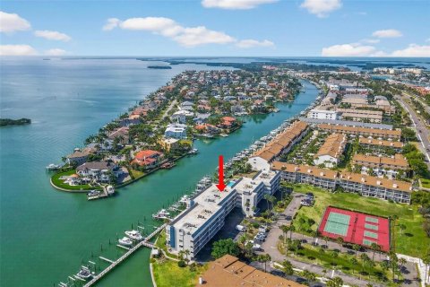 Condo in Saint Petersburg, Florida, 2 bedrooms № 2103885 - photo 2