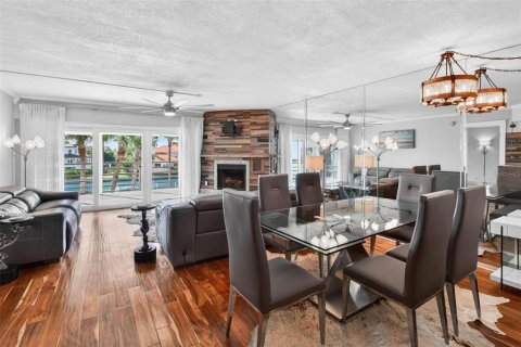 Condo in Saint Petersburg, Florida, 2 bedrooms № 2103885 - photo 16