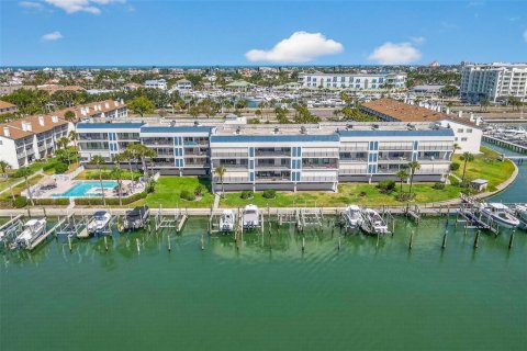 Condo in Saint Petersburg, Florida, 2 bedrooms № 2103885 - photo 29