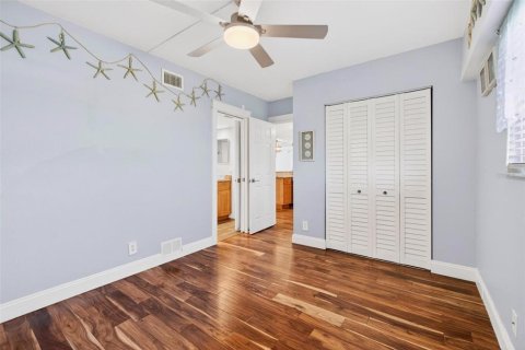 Condo in Saint Petersburg, Florida, 2 bedrooms № 2103885 - photo 25