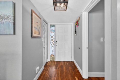 Condo in Saint Petersburg, Florida, 2 bedrooms № 2103885 - photo 28