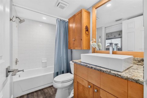 Condo in Saint Petersburg, Florida, 2 bedrooms № 2103885 - photo 27