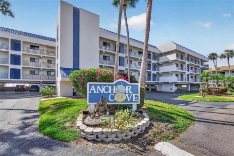 Condo in Saint Petersburg, Florida, 2 bedrooms № 2103885 - photo 3
