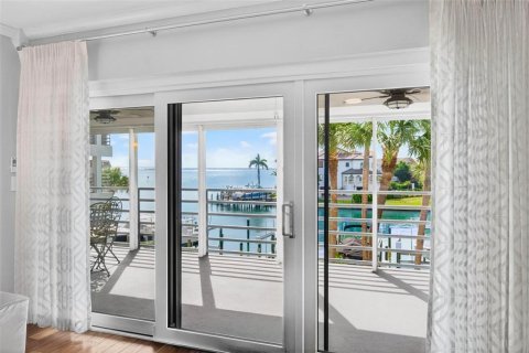 Condo in Saint Petersburg, Florida, 2 bedrooms № 2103885 - photo 9