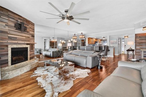 Condo in Saint Petersburg, Florida, 2 bedrooms № 2103885 - photo 15
