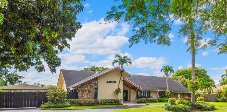 Дом в Майами, Флорида 5 спален, 315.68м2 № 1971181