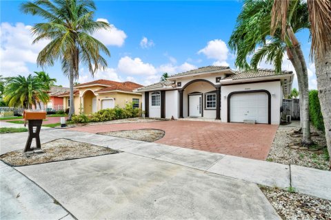 House in Miami, Florida 4 bedrooms, 138.05 sq.m. № 1898222 - photo 4