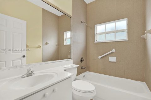 House in Miami, Florida 4 bedrooms, 138.05 sq.m. № 1898222 - photo 29