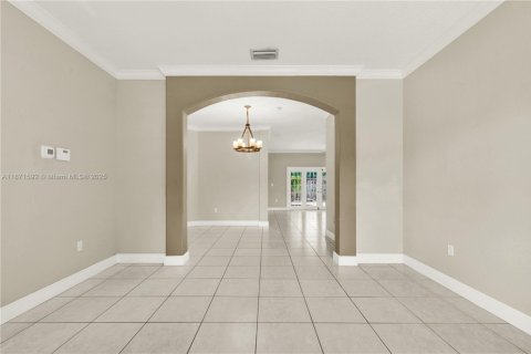House in Miami, Florida 4 bedrooms, 138.05 sq.m. № 1898222 - photo 6