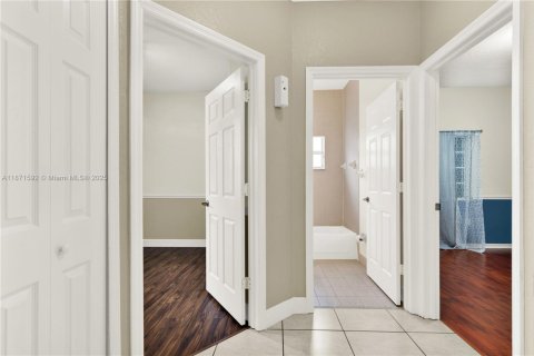 House in Miami, Florida 4 bedrooms, 138.05 sq.m. № 1898222 - photo 26