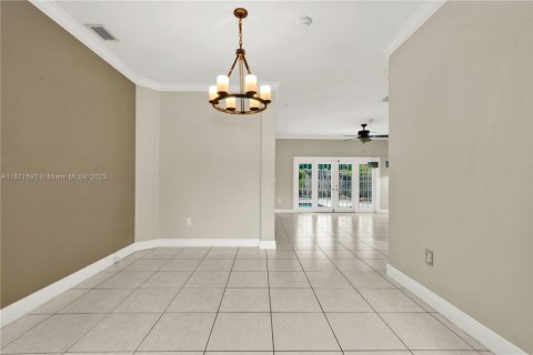 House in Miami, Florida 4 bedrooms, 138.05 sq.m. № 1898222 - photo 9