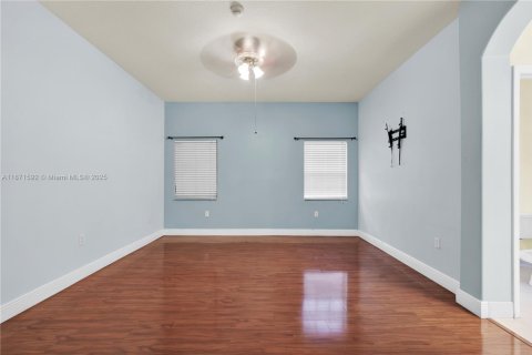 House in Miami, Florida 4 bedrooms, 138.05 sq.m. № 1898222 - photo 20