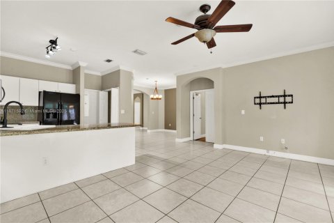 House in Miami, Florida 4 bedrooms, 138.05 sq.m. № 1898222 - photo 17