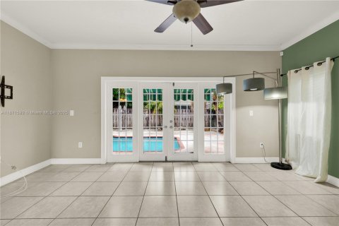 House in Miami, Florida 4 bedrooms, 138.05 sq.m. № 1898222 - photo 16