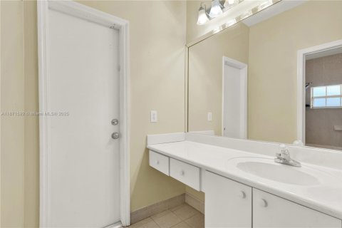 House in Miami, Florida 4 bedrooms, 138.05 sq.m. № 1898222 - photo 22