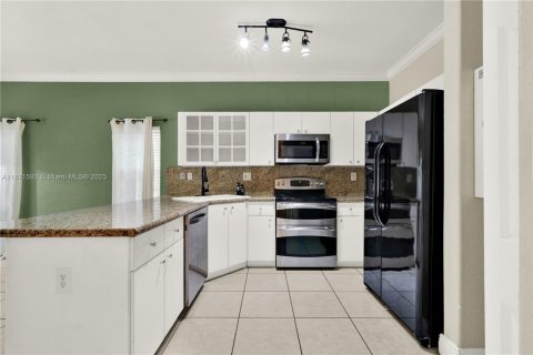 House in Miami, Florida 4 bedrooms, 138.05 sq.m. № 1898222 - photo 12