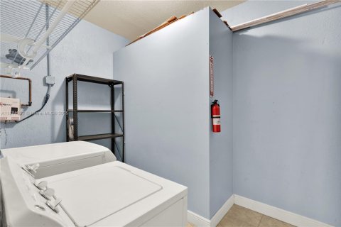 House in Miami, Florida 4 bedrooms, 138.05 sq.m. № 1898222 - photo 15