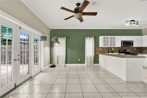 House in Miami, Florida 4 bedrooms, 138.05 sq.m. № 1898222 - photo 18