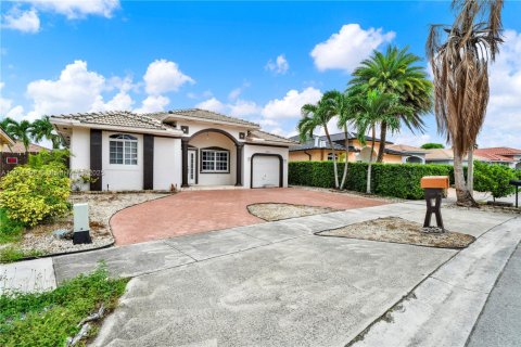 House in Miami, Florida 4 bedrooms, 138.05 sq.m. № 1898222 - photo 3