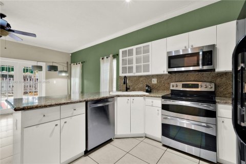 House in Miami, Florida 4 bedrooms, 138.05 sq.m. № 1898222 - photo 14