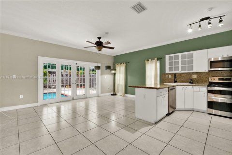House in Miami, Florida 4 bedrooms, 138.05 sq.m. № 1898222 - photo 11