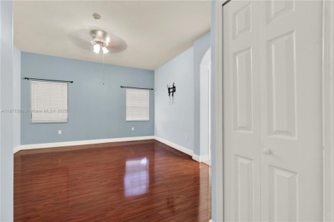House in Miami, Florida 4 bedrooms, 138.05 sq.m. № 1898222 - photo 19