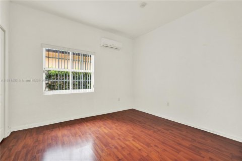 House in Miami, Florida 4 bedrooms, 138.05 sq.m. № 1898222 - photo 30
