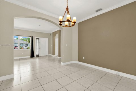 House in Miami, Florida 4 bedrooms, 138.05 sq.m. № 1898222 - photo 10