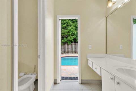 House in Miami, Florida 4 bedrooms, 138.05 sq.m. № 1898222 - photo 24