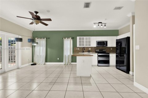 House in Miami, Florida 4 bedrooms, 138.05 sq.m. № 1898222 - photo 25