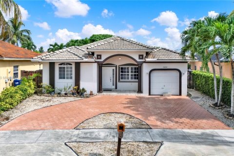 House in Miami, Florida 4 bedrooms, 138.05 sq.m. № 1898222 - photo 1