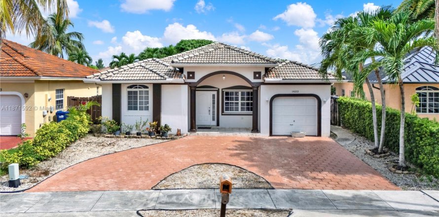 House in Miami, Florida 4 bedrooms, 138.05 sq.m. № 1898222