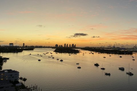 Apartamento en Miami, Florida 2 dormitorios, 170.01 m2 № 2008988